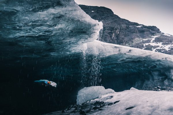 Cascade à la sortie d'une grotte de glace en Islande