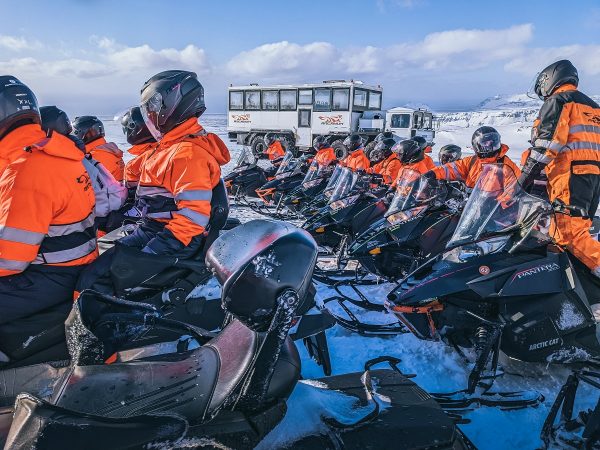 Groupe d'une excursion en motoneige en Islande