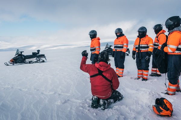 Explications du guide durant l'excursion motoneige en Islande