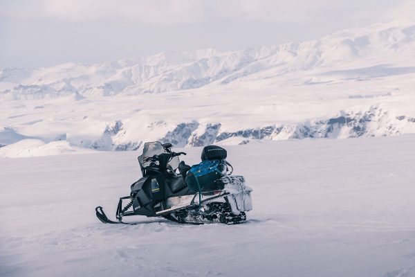 Motoneige sur un glacier en Islande