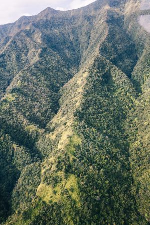 Montagnes dans un cirque à La Réunion vues depuis un hélicoptère