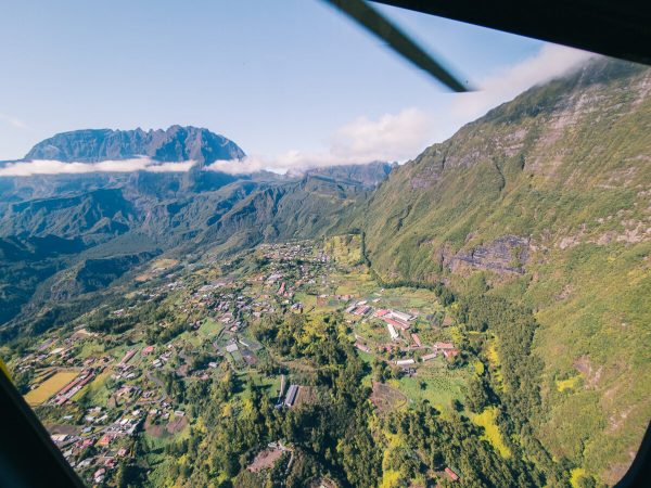 Vol au dessus d'un cirque à La Réunion en hélicoptère