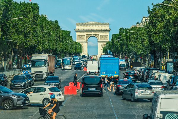 Champs Elysées depuis un bus touristique