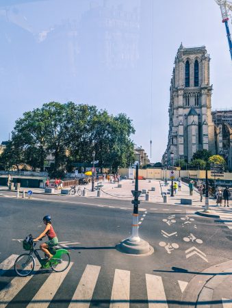 Notre Dame de Paris depuis un bus touristique