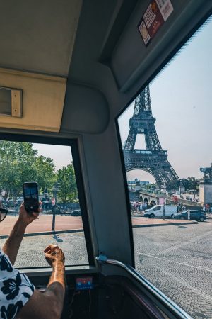 Photo de la tour Eiffel depuis un bus touristique