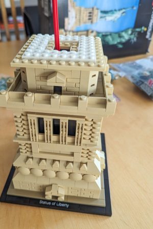 Construction du socle de la statue de la Liberté en Lego