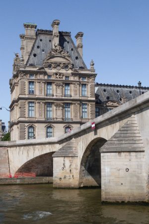 Sous un pont durant la croisière en bateau mouche à Paris
