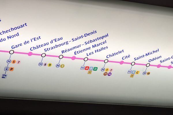 Stations d'une ligne de métro à Paris