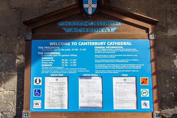 Panneau des horaires de la visite de la cathédrale de Canterbury